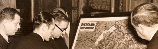 Înainte de expozeul președintelui delegației, Ghe. Tătărescu, Dimitri D. Dimăncescu marcând pe harta în relief teritoriile cerute de maghiari