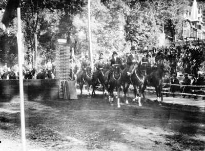 Mergeti la Arhiva istorică de film a Braşovului – Concursul Clubului Călăreţilor din Braşov, 1933.